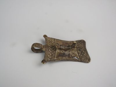 Pendentif africain en bronze à motif d'oiseau.