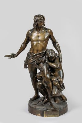 une image représentant une statue en bronze d'un homme tenant un enfant dans ses bras