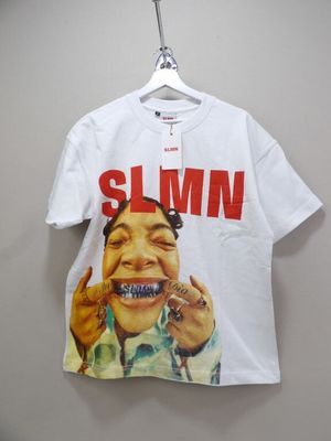 un t-shirt blanc avec l'image d'un homme en train de manger une part de pizza