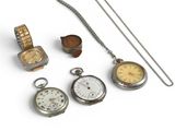 quatre types de montres différents et un collier posés sur un fond blanc