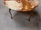 une table avec un plateau en marbre dans une pièce