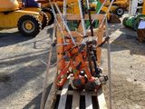une grue posée sur une palette