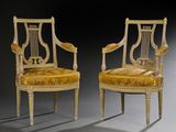 paire de chaises sculptées et dorées, dont l'assise est recouverte de velours jaune