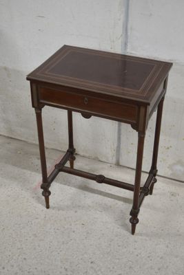une petite table en bois avec un plateau en verre