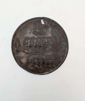gros plan d'une pièce de monnaie sur une surface blanche avec un fond blanc