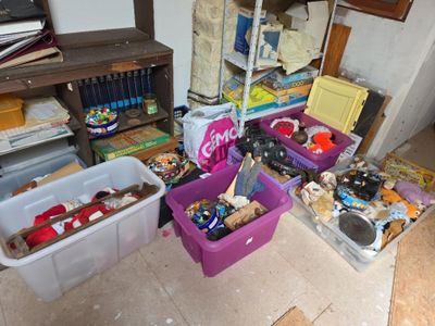 de nombreux bacs remplis de jouets et d'autres objets dans la pièce