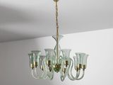 une image d'un lustre suspendu au plafond d'une pièce