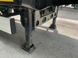 un gros plan d'un camion à plateau équipé d'un plateau