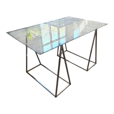 une photo d'une table en verre avec des pieds en métal