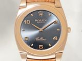 Gros plan sur une montre-bracelet avec un bracelet marron