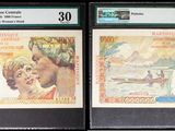 trois types différents de billets de banque exposés dans une vitrine