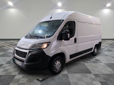 la camionnette blanche est garée sur un sol carrelé en damier