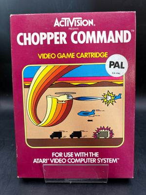 Un vieux jeu vidéo intitulé « Chopperer Command » est posé sur une table.