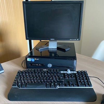 un ordinateur posé sur un bureau, équipé d'un clavier et d'un écran