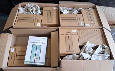 plusieurs boîtes contenant des appareils électroniques posées sur une table