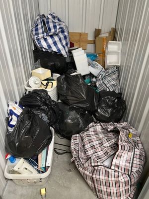 un tas d'ordures dans un débarras, près d'une porte