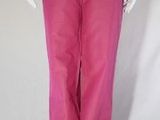 un pantalon rose sur un mannequin, un mannequin, un mannequin, un mannequin, un mannequin, un mannequin, un mannequin, un mannequin, un mannequin, un mannequin, un mannequin
