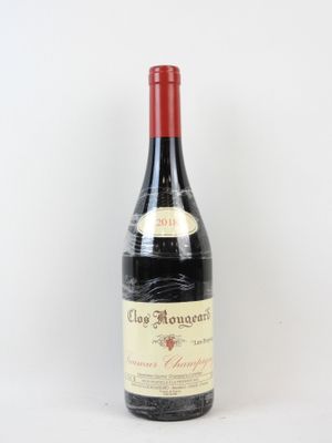 une bouteille de vin rouge posée sur une table blanche