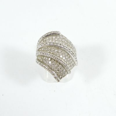 gros plan d'une bague en diamant sur une surface blanche