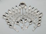 de nombreuses cuillères en argent et des cuillères ordinaires disposées en cercle
