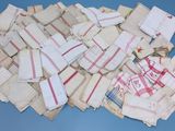 une pile de vieux papiers posée sur une surface bleue
