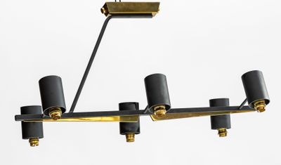 un lustre noir et doré suspendu au plafond
