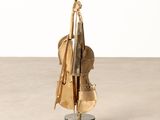 sculpture représentant un violon posé sur un chevalet, sur fond blanc