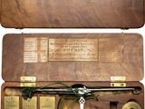 une boîte en bois contenant un objet en métal