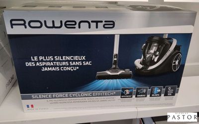 La boîte de l'aspirateur se trouve sur l'étagère du magasin.