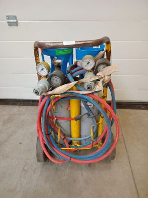 une pile de tuyaux posée sur un chariot