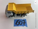 un camion miniature avec un numéro sur le côté