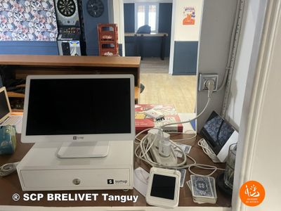 un ordinateur de bureau posé sur un pupitre en bois