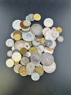une pile de pièces de monnaie posée sur une surface noire