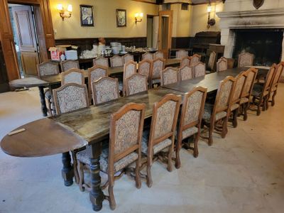 une grande salle à manger avec une table et des chaises à l'intérieur
