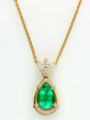 un pendentif en émeraude et diamants monté sur une chaîne en or