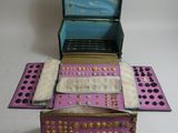 une boîte violette ornée de clous dorés et une boîte rose ornée de clous dorés
