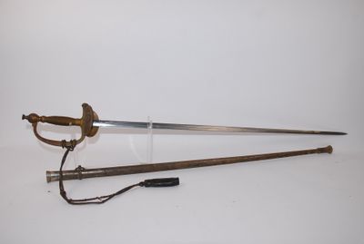 une vieille épée avec un manche en bois sur une surface blanche