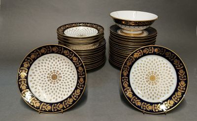 un grand nombre d'assiettes posées sur une table