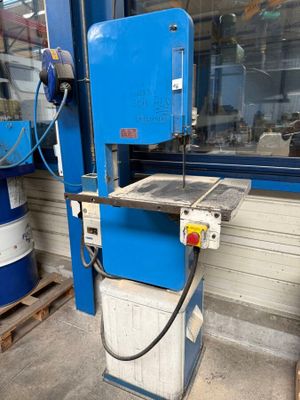 une image représentant une machine placée devant un bâtiment