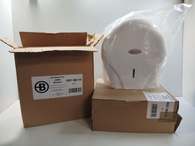 deux boîtes de papier toilette et un rouleau de papier toilette posés sur une table