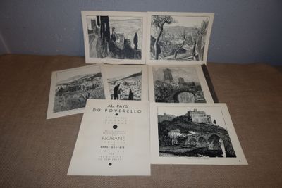 plusieurs vieilles photos en noir et blanc représentant des bâtiments et des arbres, posées sur une table