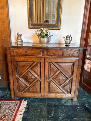 une armoire en bois sur laquelle est posé un vase