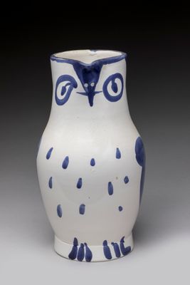 un vase blanc et bleu orné d'un motif représentant un hibou