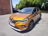 un gros plan d'une voiture jaune garée sur un parking