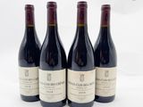 trois bouteilles de vin rouge sont alignées sur une surface blanche