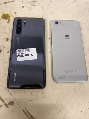 Les deux téléphones sont posés l'un à côté de l'autre sur la table.