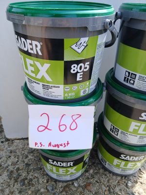 trois seaux de peinture empilés les uns sur les autres