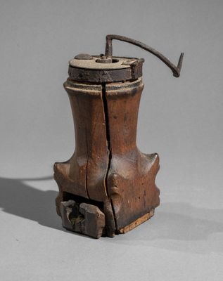 an old wooden grinder with a handle on it