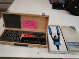une boîte à outils posée sur une table, avec une étiquette de prix