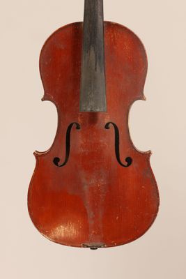 gros plan d'un violon avec un archet sur fond blanc